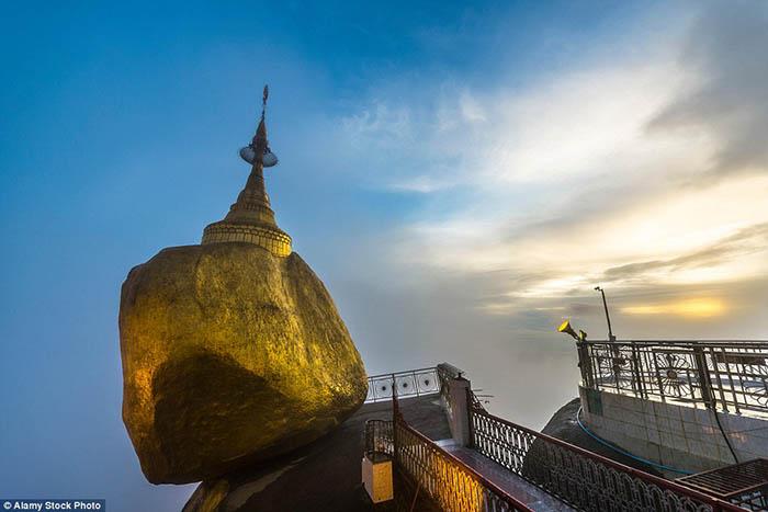 Hòn đá thiêng bằng vàng ở Myanmar và bí mật ẩn chứa bên trong-8