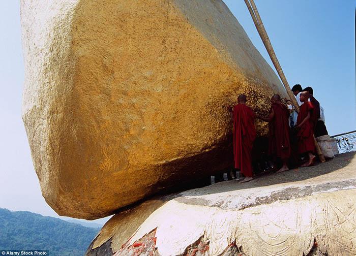 Hòn đá thiêng bằng vàng ở Myanmar và bí mật ẩn chứa bên trong-6
