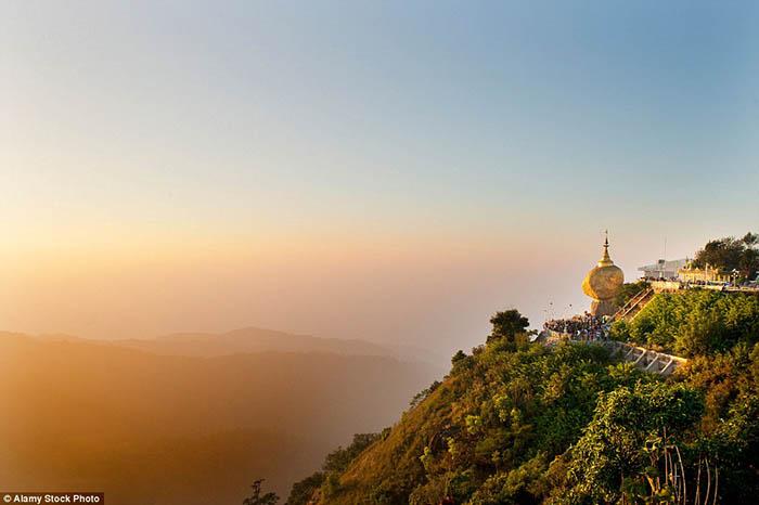 Hòn đá thiêng bằng vàng ở Myanmar và bí mật ẩn chứa bên trong-9