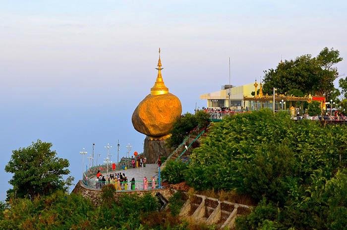 Hòn đá thiêng bằng vàng ở Myanmar và bí mật ẩn chứa bên trong-13