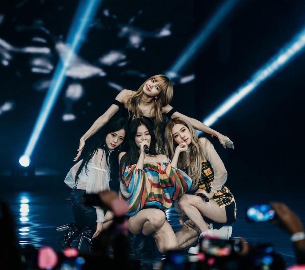 Bất ngờ với bộ trang phục được lấy ý tưởng từ túi nhựa Sampeng Thái Lan của Jennie BLACKPINK-1