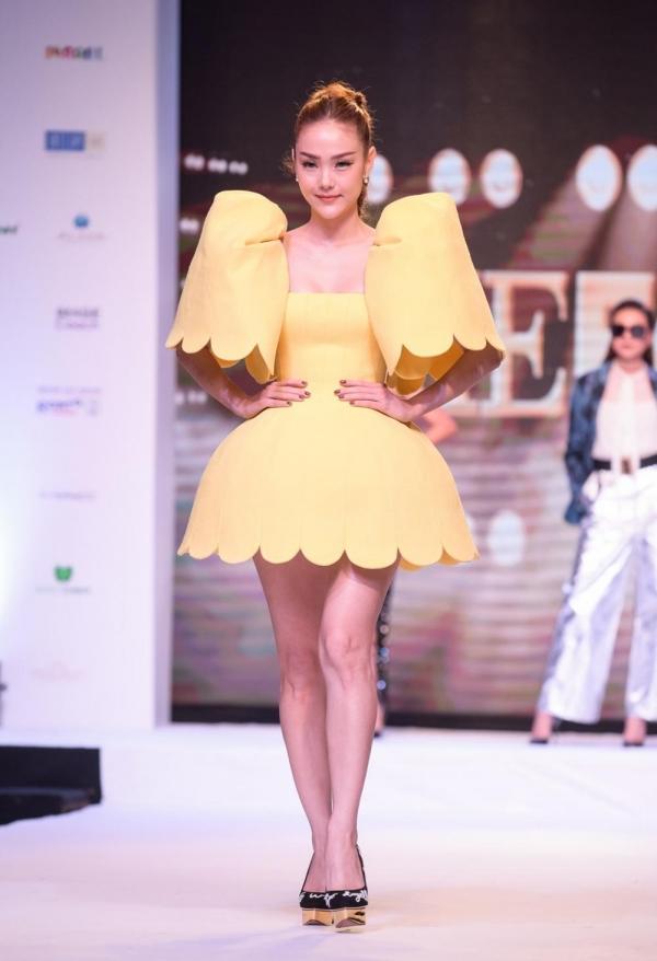 Những khung hình cho thấy Minh Hằng luôn có sự lọt thỏm không hề nhẹ khi catwalk với Thanh Hằng và Võ Hoàng Yến-2