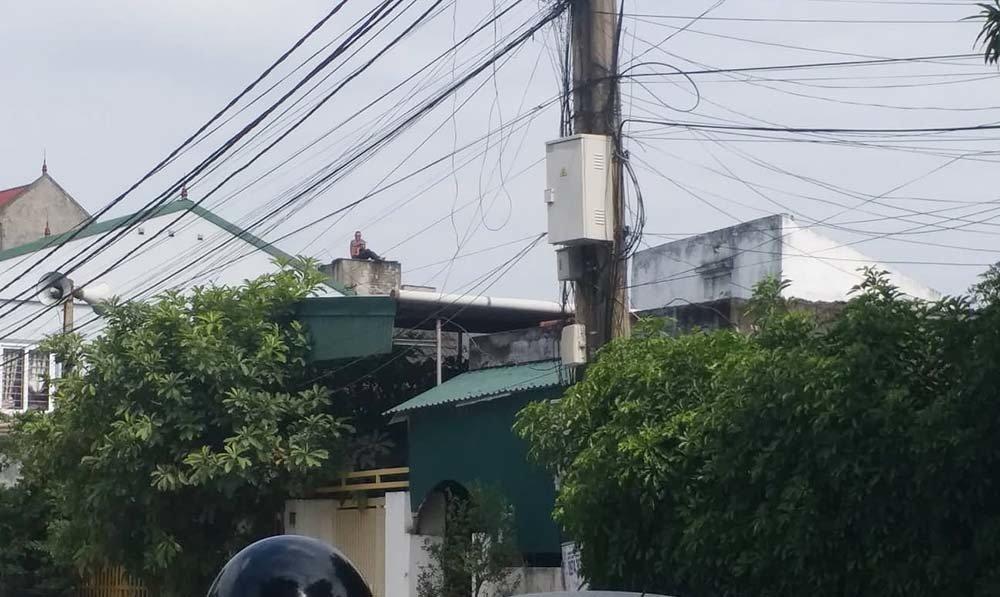 Nghệ An: Hãi hùng bé trai 1 tuổi khóc thét khi bị bố đẻ khống chế trên sân thượng-1