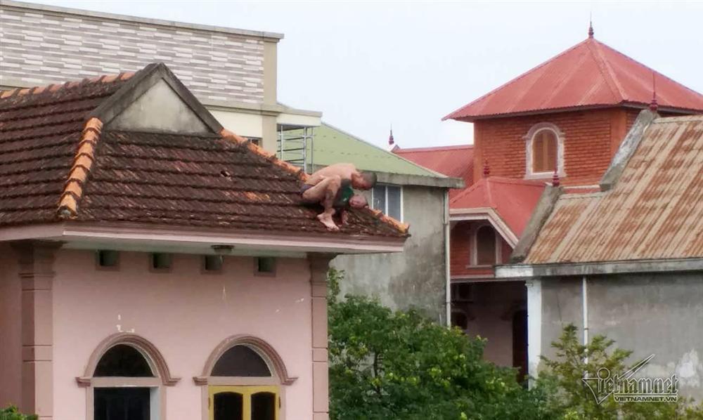 Nghệ An: Hãi hùng bé trai 1 tuổi khóc thét khi bị bố đẻ khống chế trên sân thượng-4