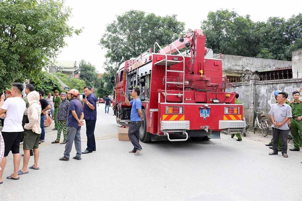 Nghệ An: Hãi hùng bé trai 1 tuổi khóc thét khi bị bố đẻ khống chế trên sân thượng-5