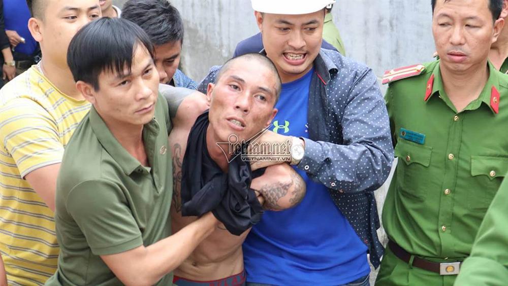 Nghệ An: Hãi hùng bé trai 1 tuổi khóc thét khi bị bố đẻ khống chế trên sân thượng-7