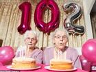 Cặp đôi song sinh 102 tuổi chia sẻ bí quyết sống trường thọ