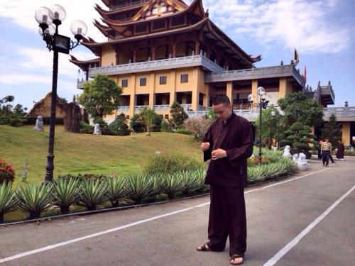 Cao Thái Sơn gây sốc với hình ảnh mặc áo tu, cư dân mạng nghi ngờ nam ca sĩ lại gây chiêu trò mới-7