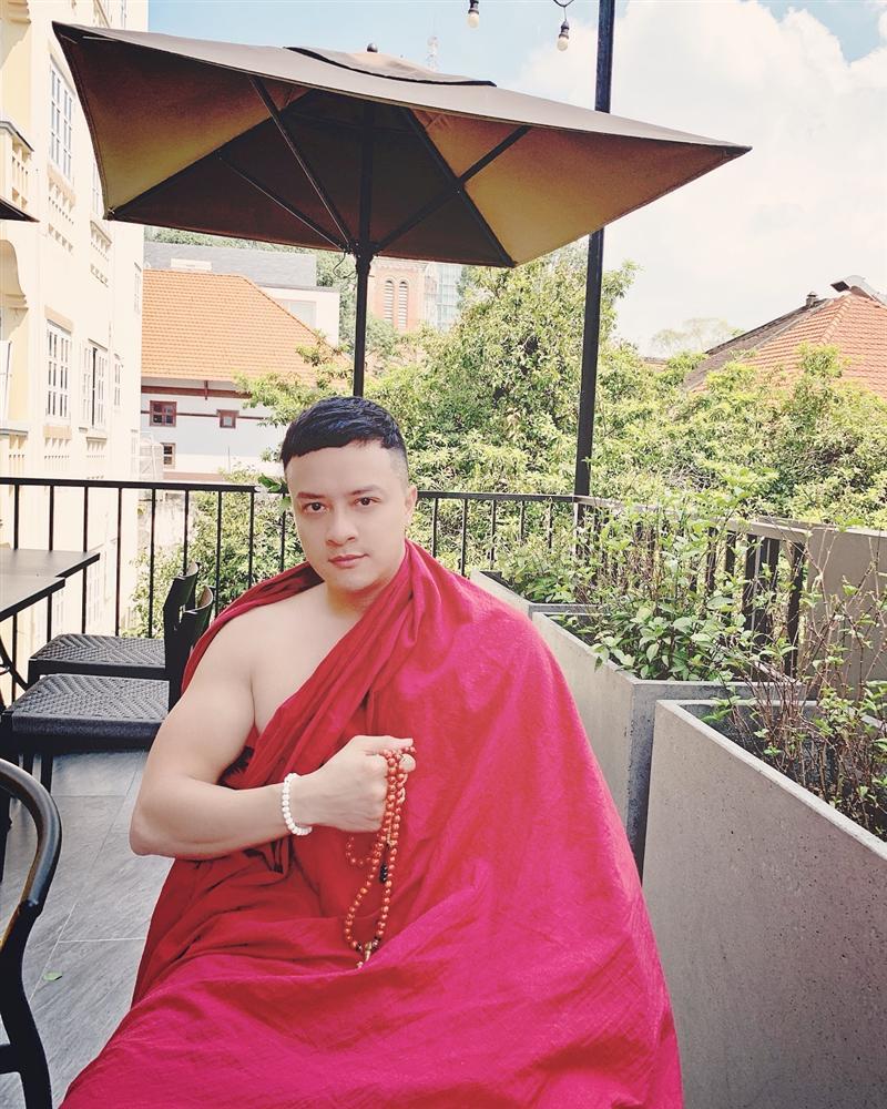 Cao Thái Sơn gây sốc với hình ảnh mặc áo tu, cư dân mạng nghi ngờ nam ca sĩ lại gây chiêu trò mới-2