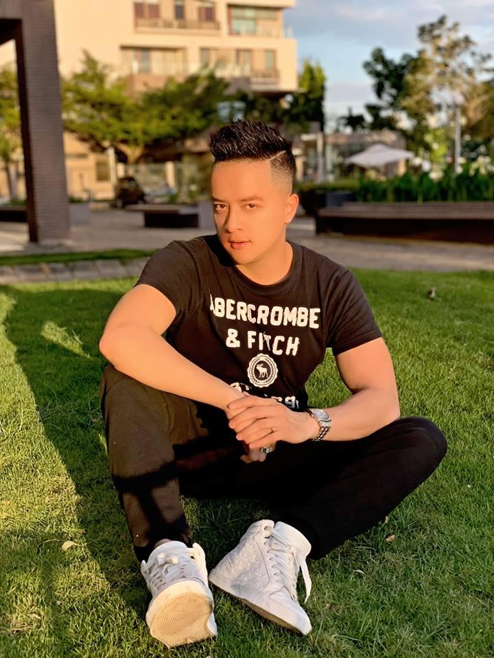 Cao Thái Sơn gây sốc với hình ảnh mặc áo tu, cư dân mạng nghi ngờ nam ca sĩ lại gây chiêu trò mới-3