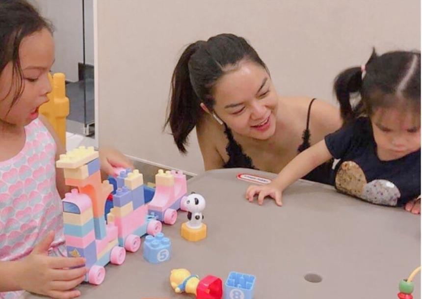 Nhã Phương khoe khoảnh khắc mẹ bỉm sữa tinh nghịch và trẻ trung bên Trường Giang-6