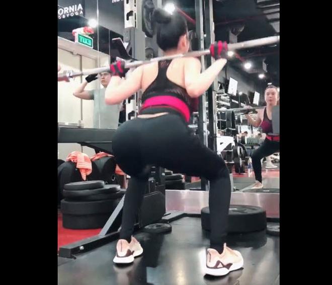 Hoa hậu Du lịch thế giới 2018 Huỳnh Vy ngồi xổm, ăn ức gà để có vòng ba 1 mét-3