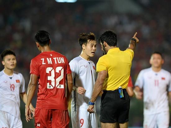Xuất hiện hàng loạt Facebook giả mạo trọng tài biên trận VN - Myanmar