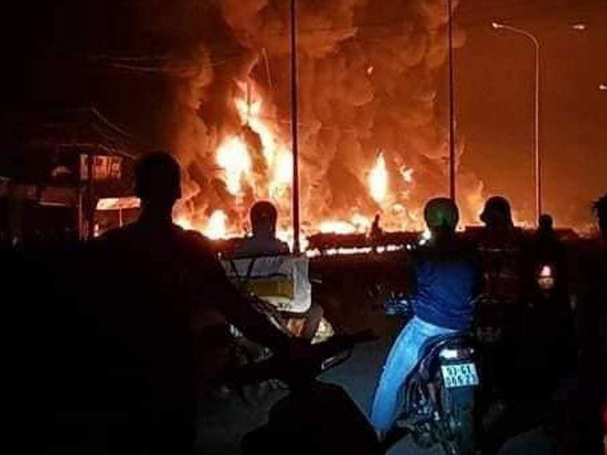 Hiện trường vụ cháy xe bồn chở xăng 6 người chết: Mọi thứ đều biến dạng-16