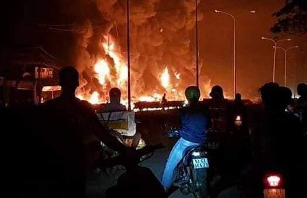 Xe bồn chở xăng gây cháy cả khu phố, 6 người chết-1