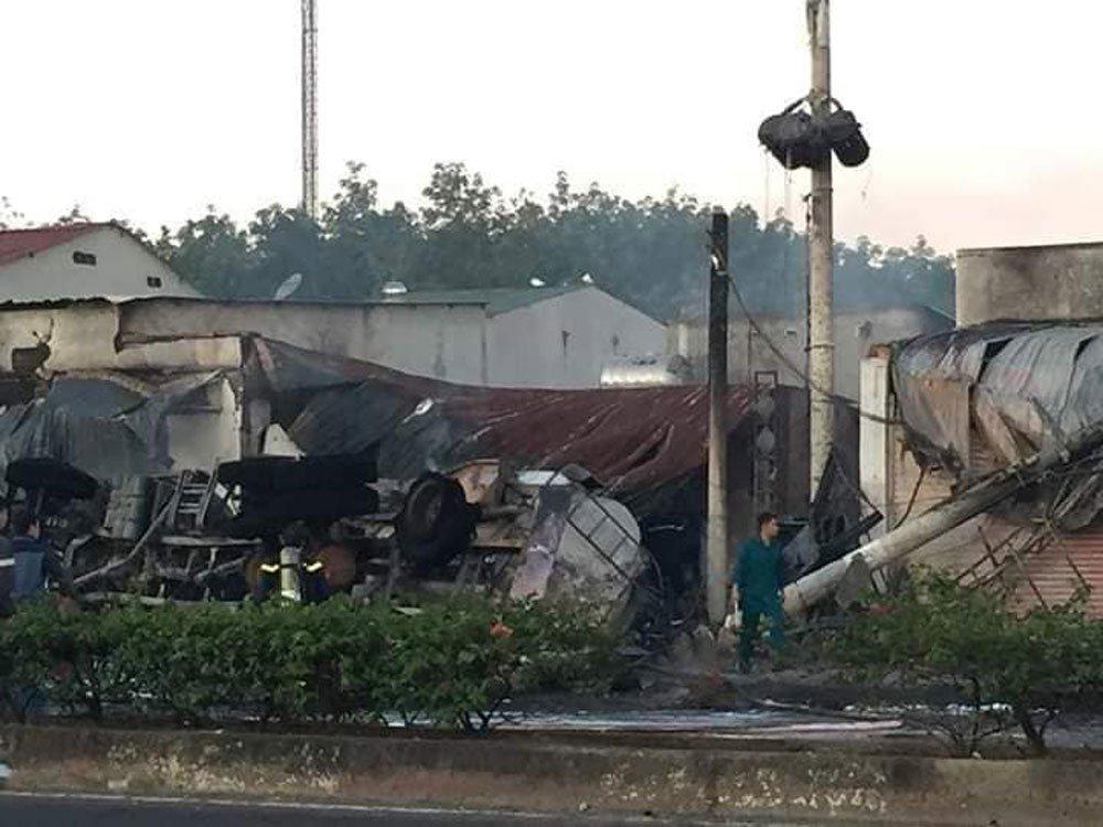 Xe bồn chở xăng gây cháy cả khu phố, 6 người chết-4