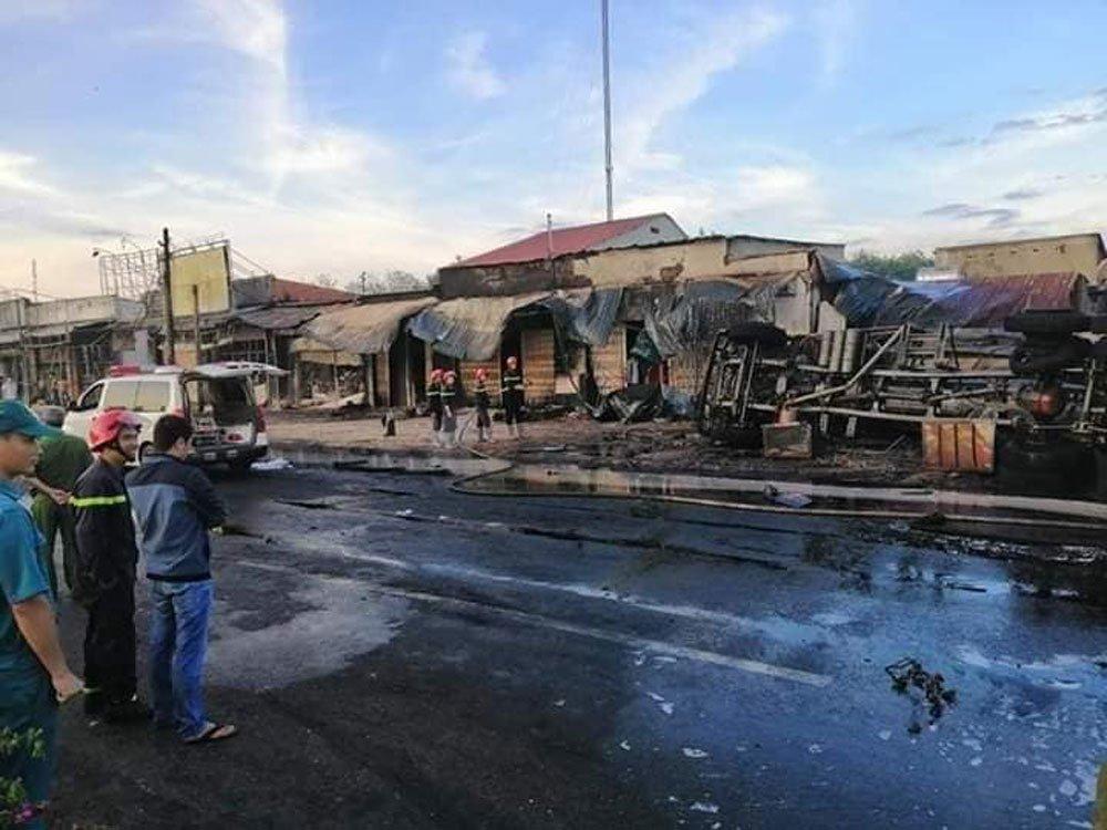 Xe bồn chở xăng gây cháy cả khu phố, 6 người chết-5