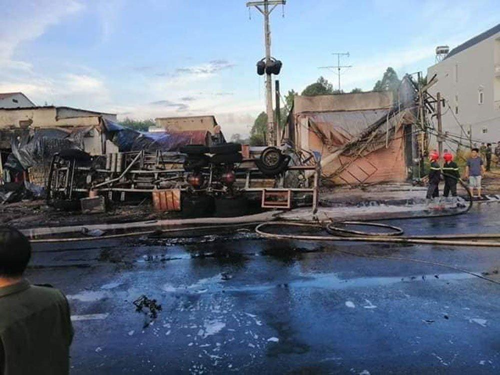 Xe bồn chở xăng gây cháy cả khu phố, 6 người chết-6