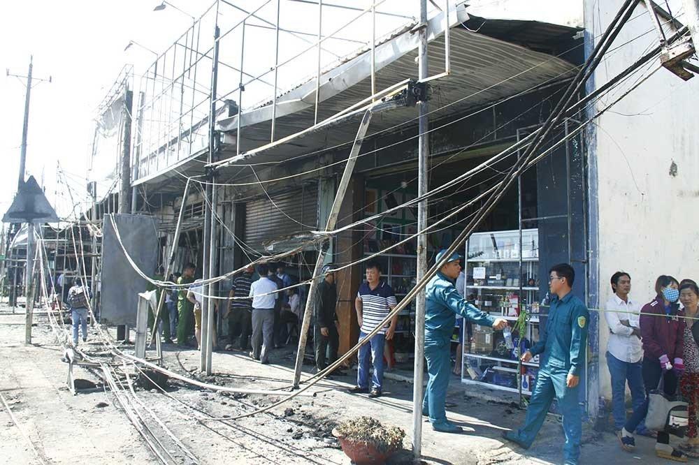 Hiện trường vụ cháy xe bồn chở xăng 6 người chết: Mọi thứ đều biến dạng-12