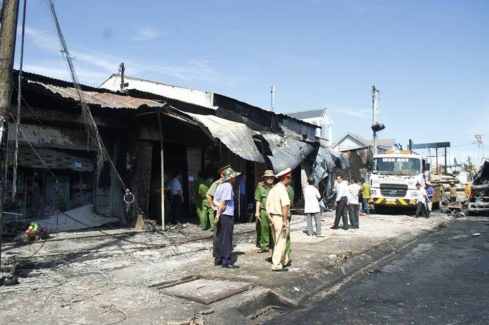 Hiện trường vụ cháy xe bồn chở xăng 6 người chết: Mọi thứ đều biến dạng-13