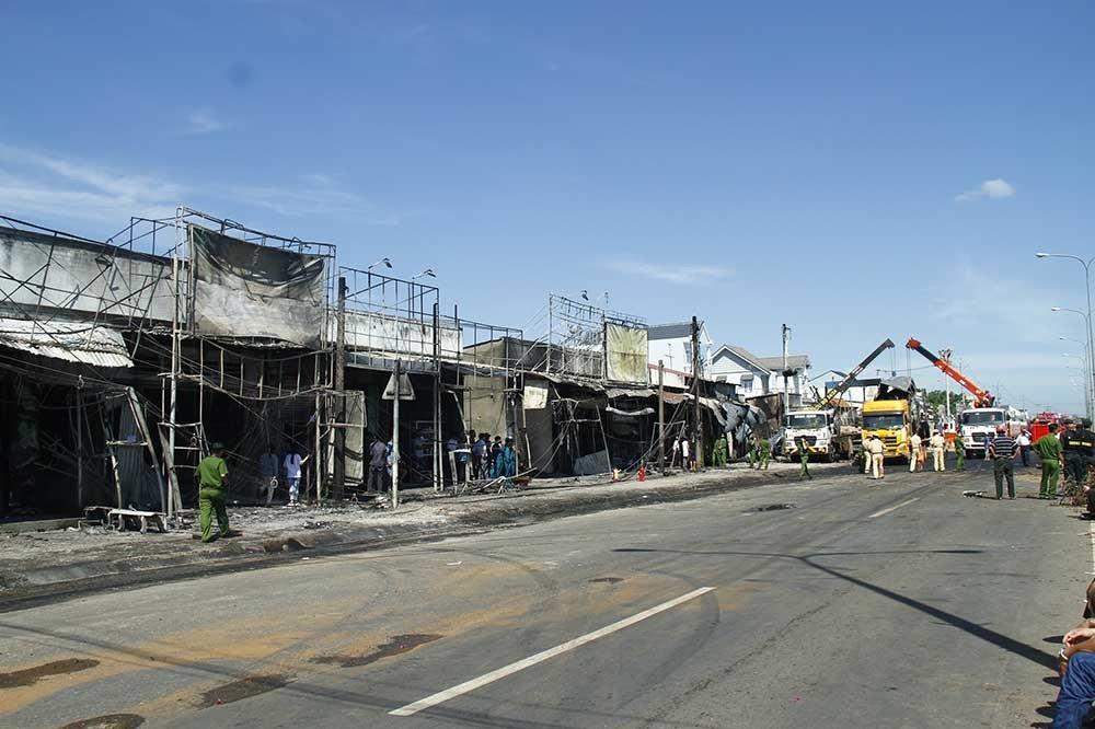 Hiện trường vụ cháy xe bồn chở xăng 6 người chết: Mọi thứ đều biến dạng-15