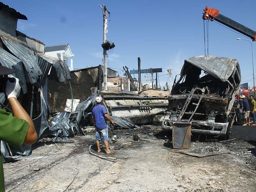 Cháy lớn ở Sài Gòn ngay trong bão-1