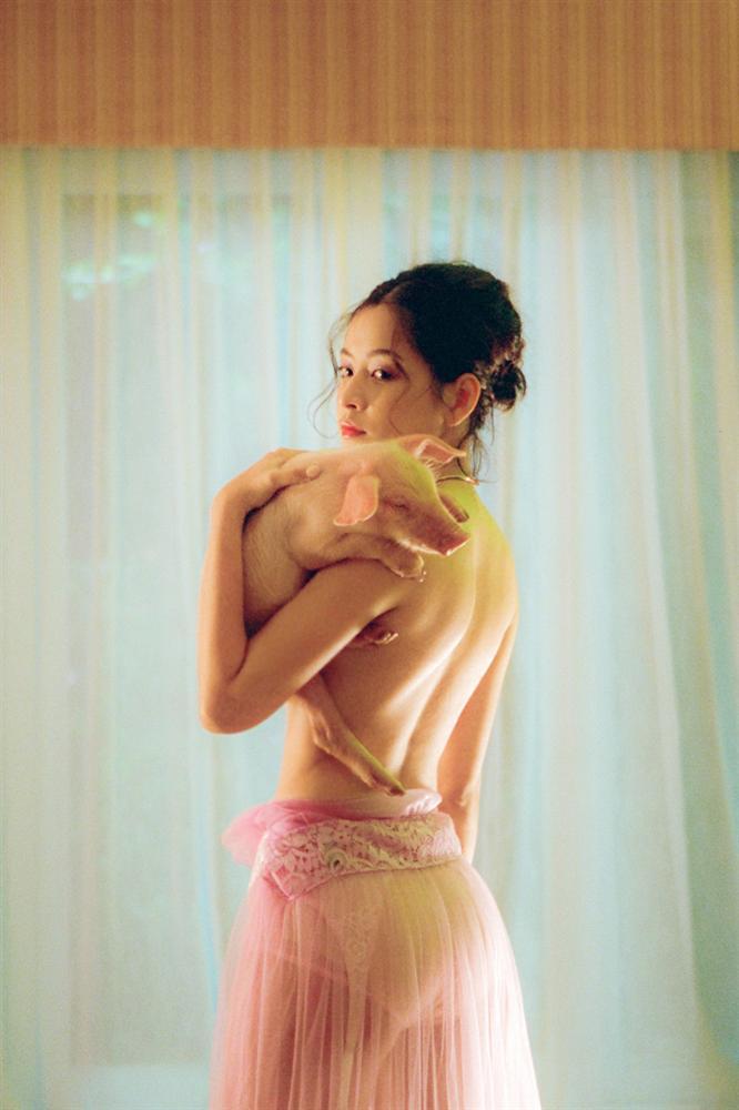 Chưa ra mắt, MV của Chi Pu đã bị dân mạng chê là như phim con heo vì hình ảnh ôm heo che ngực phản cảm-1