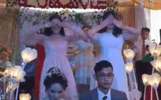 Các cô gái xinh đẹp nhảy nhiệt tình trong đám cưới nhưng biểu cảm của chú rể lại khiến người xem cười ngất-1