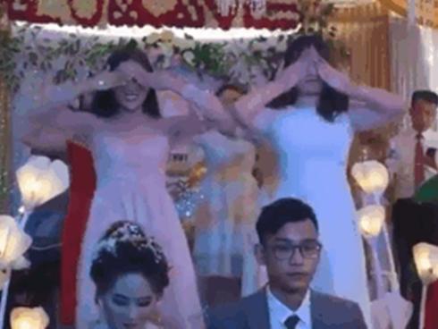 Các cô gái xinh đẹp nhảy nhiệt tình trong đám cưới nhưng biểu cảm của chú rể lại khiến người xem cười ngất