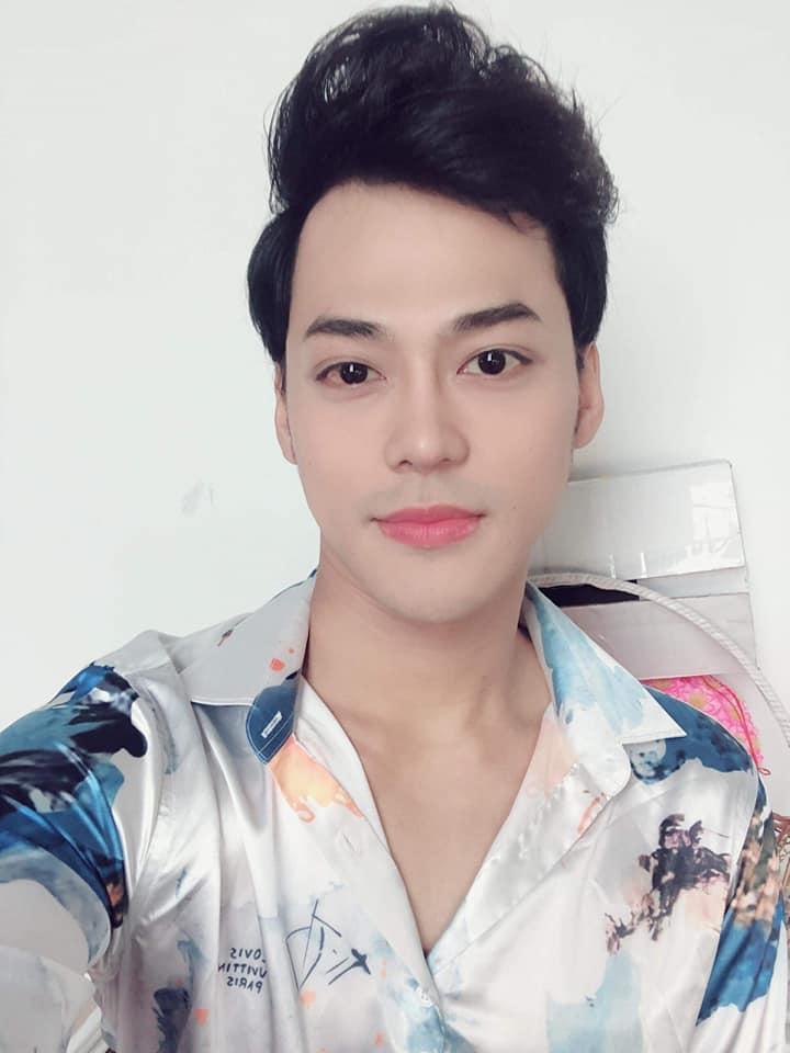 Hết hồn với ảnh selfie son phấn điệu đà, thần thái kiêu sa còn hơn cả nữ nhi của sao nam Vbiz-2