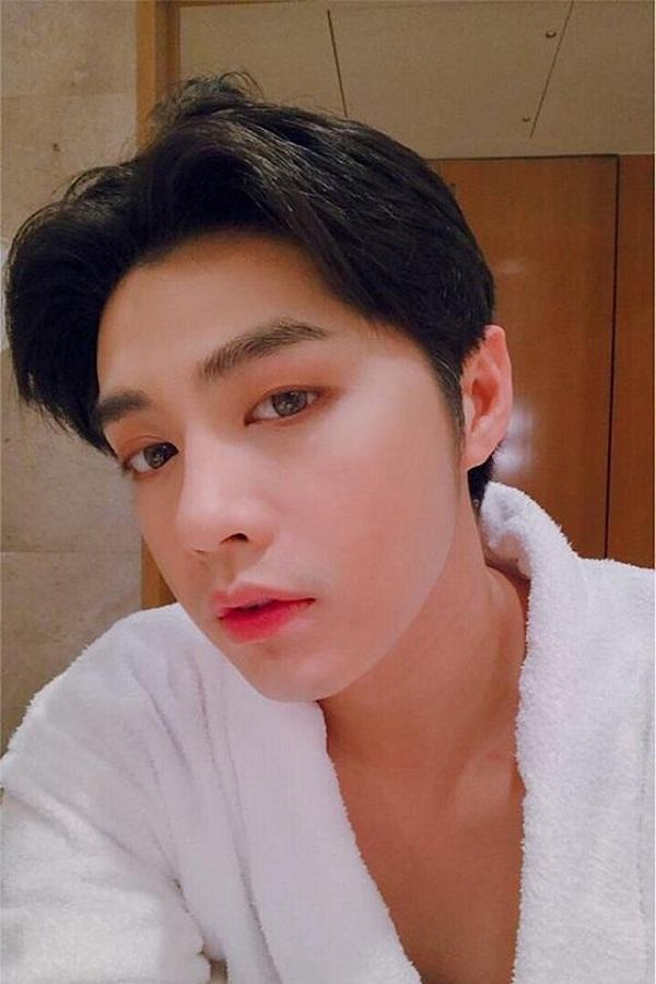 Hết hồn với ảnh selfie son phấn điệu đà, thần thái kiêu sa còn hơn cả nữ nhi của sao nam Vbiz-7