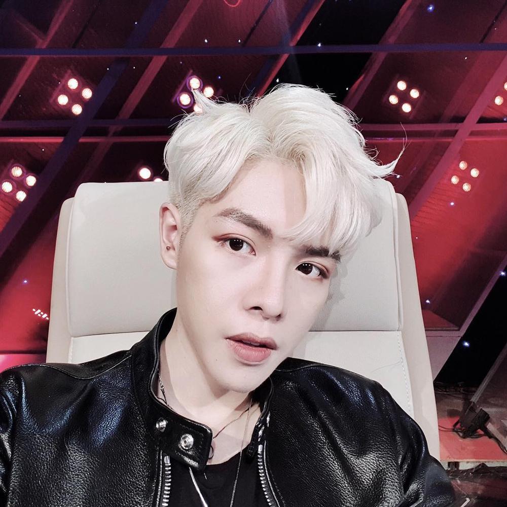 Hết hồn với ảnh selfie son phấn điệu đà, thần thái kiêu sa còn hơn cả nữ nhi của sao nam Vbiz-14