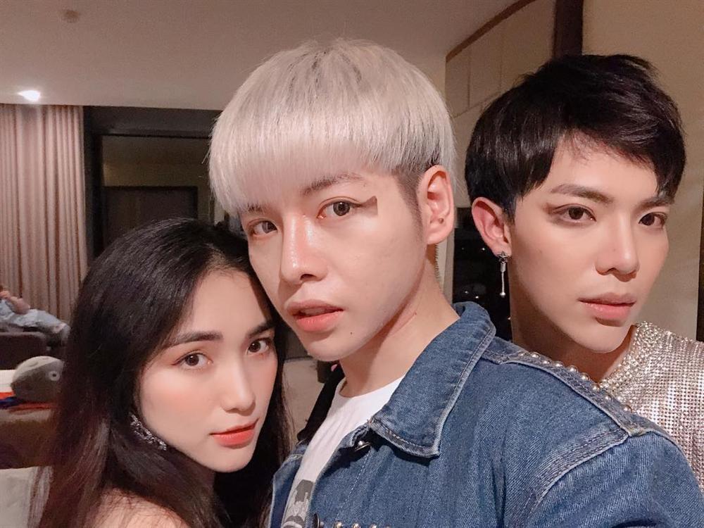 Hết hồn với ảnh selfie son phấn điệu đà, thần thái kiêu sa còn hơn cả nữ nhi của sao nam Vbiz-17