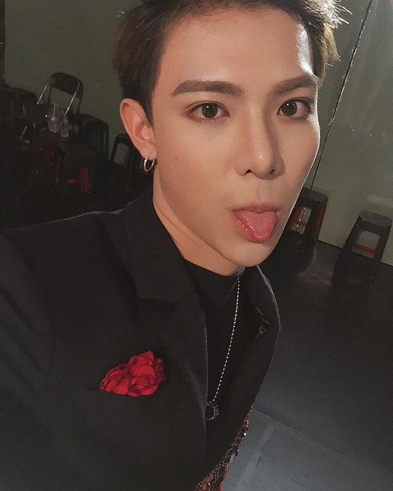 Hết hồn với ảnh selfie son phấn điệu đà, thần thái kiêu sa còn hơn cả nữ nhi của sao nam Vbiz-15