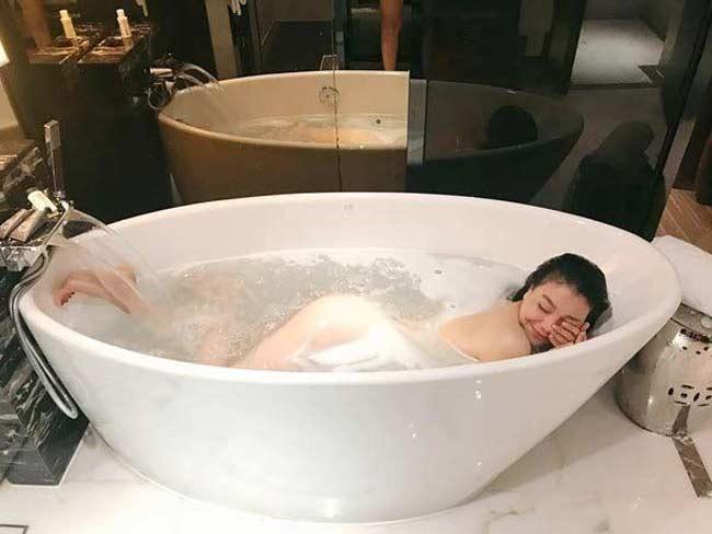 Những mỹ nữ miền Tây dám cởi đồ chụp ảnh nude lưu giữ nét xuân nóng bỏng-1