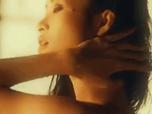 Rùng mình khi thấy Đông Nhi mọc đuôi, da lên vẩy, lưng nổi đầy gai