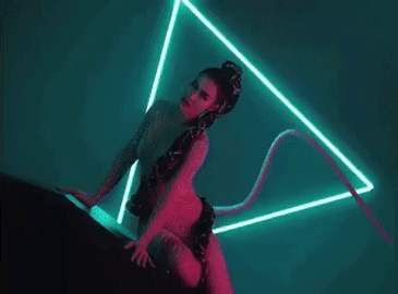 Rùng mình khi thấy Đông Nhi mọc đuôi, da lên vẩy, lưng nổi đầy gai-4