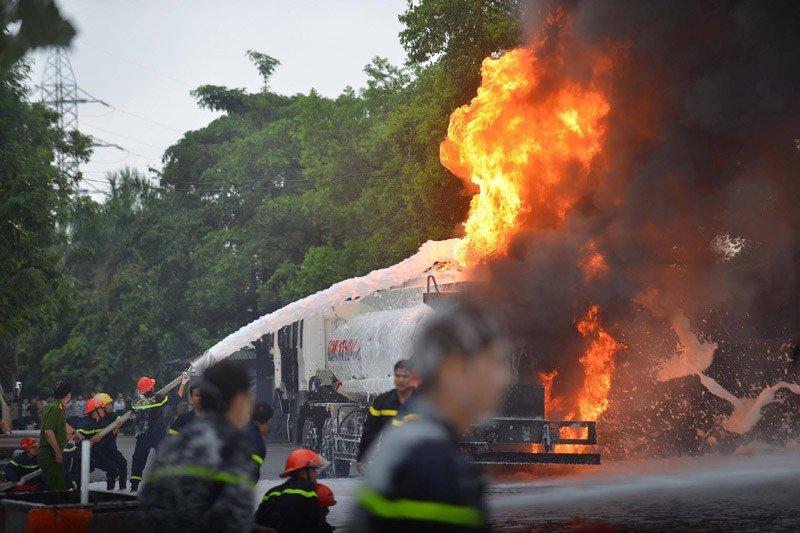 Lao như tên, nổ như bom: Ác quỷ đội lốt xe bồn-6