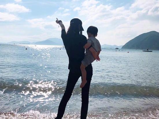 Mặc kệ tin đồn ly hôn ông chồng tài tử, Angela Baby vẫn đăng ảnh hạnh phúc bên tiểu thiếu gia nhà họ Huỳnh