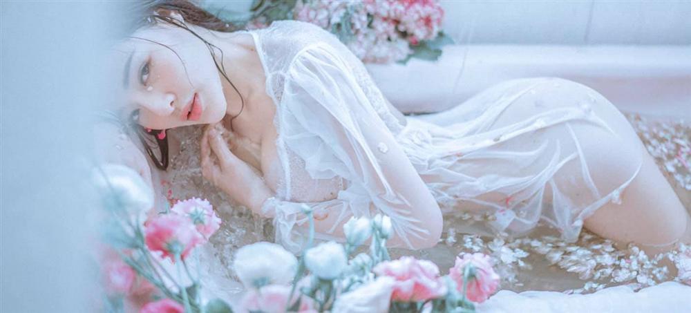 Hotgirl Ngân 98 gia nhập cuộc đua khoe thân với khoảnh khắc nude vòng 1-2