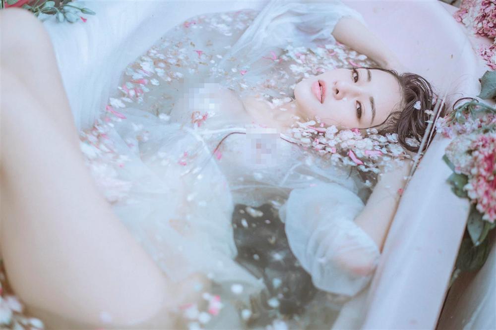 Hotgirl Ngân 98 gia nhập cuộc đua khoe thân với khoảnh khắc nude vòng 1-4