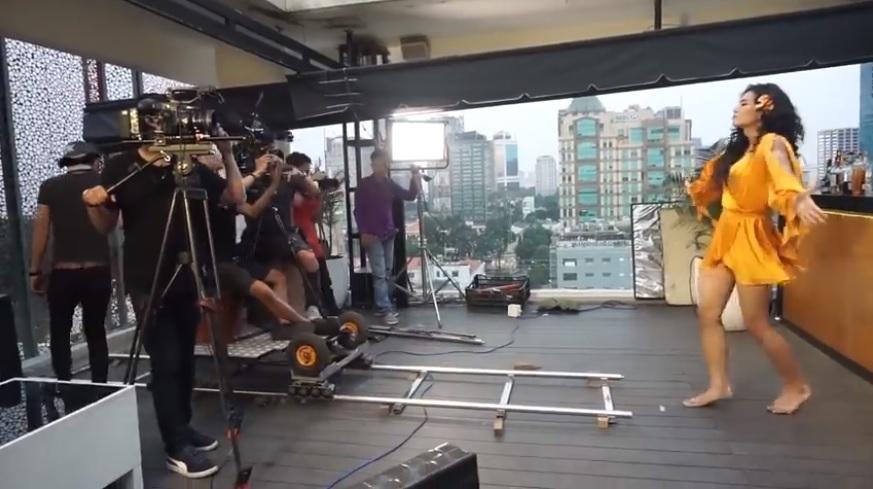 BB Trần khiến fan cười ngất vì hậu trường Như lời đồn còn lầy lội hơn cả parody chính thức-2