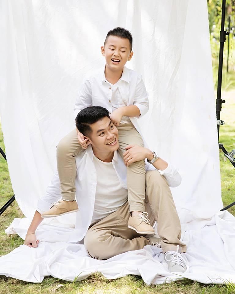 Kim Lý chụp hình tinh nghịch trong khi người yêu Hồ Ngọc Hà mê mải bán son-4