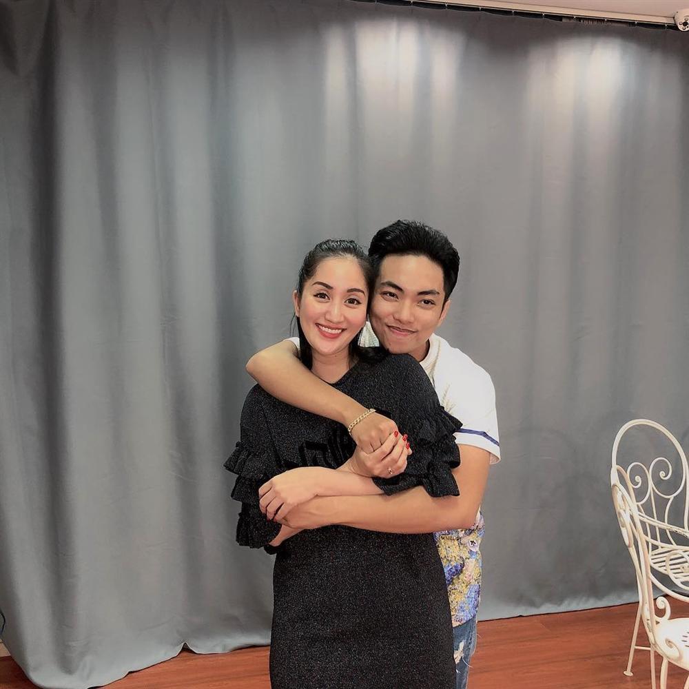 Kim Lý chụp hình tinh nghịch trong khi người yêu Hồ Ngọc Hà mê mải bán son-3