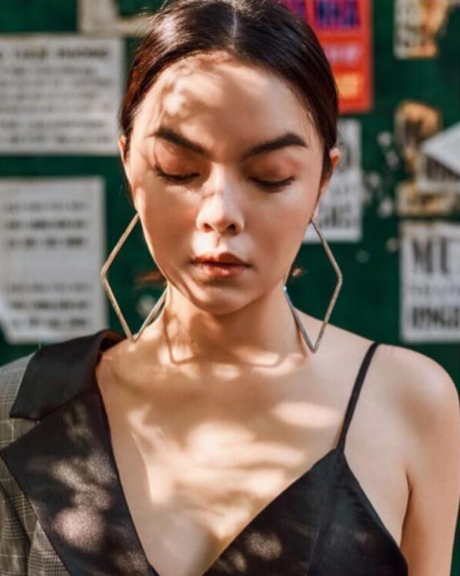 Kim Lý chụp hình tinh nghịch trong khi người yêu Hồ Ngọc Hà mê mải bán son-5