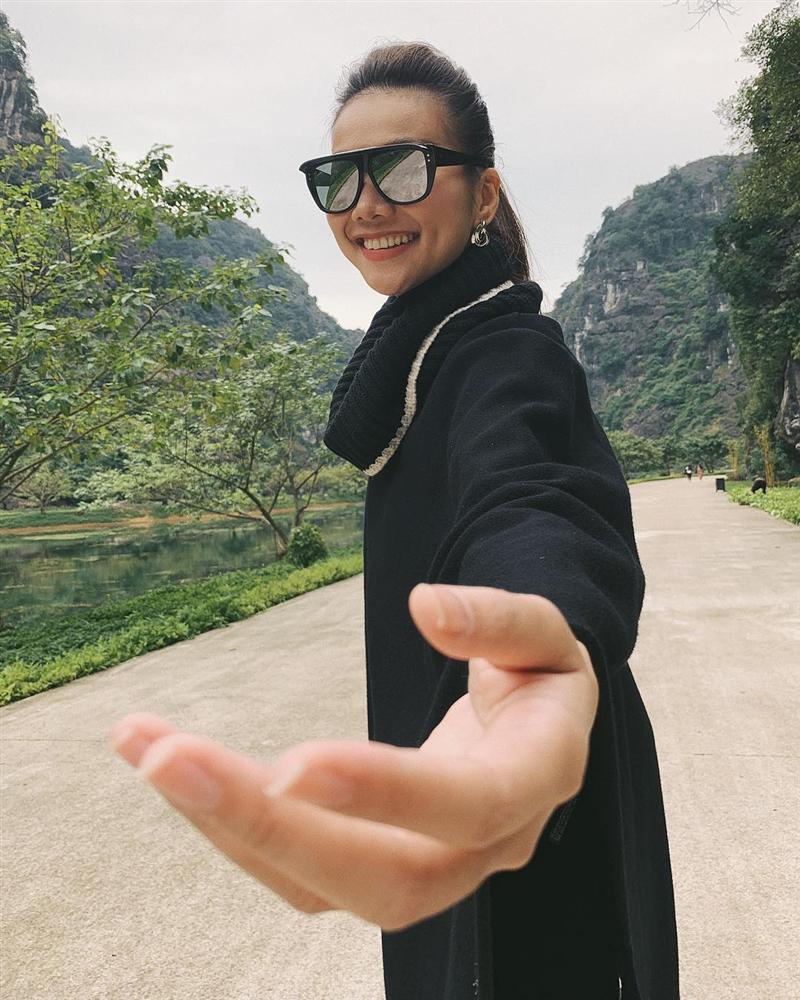 Kim Lý chụp hình tinh nghịch trong khi người yêu Hồ Ngọc Hà mê mải bán son-6