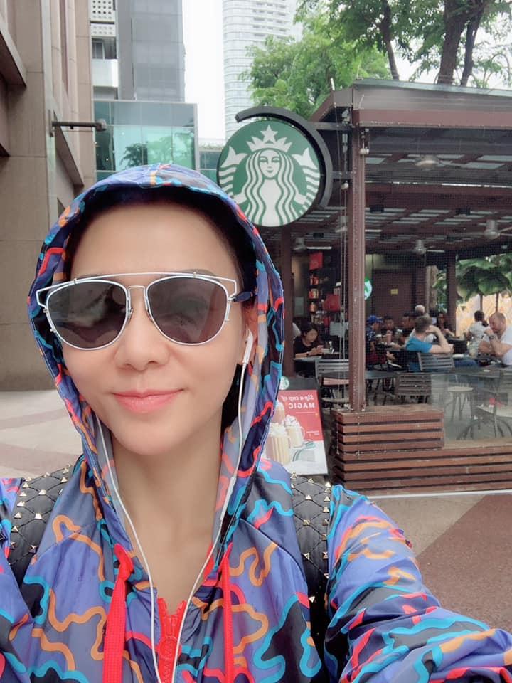 Kim Lý chụp hình tinh nghịch trong khi người yêu Hồ Ngọc Hà mê mải bán son-7