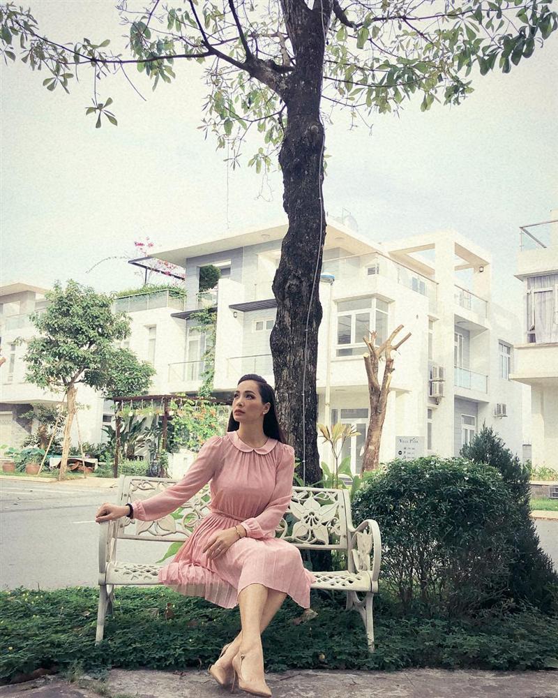 Kim Lý chụp hình tinh nghịch trong khi người yêu Hồ Ngọc Hà mê mải bán son-8