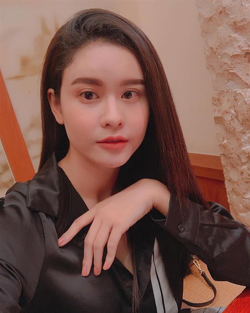 Kim Lý chụp hình tinh nghịch trong khi người yêu Hồ Ngọc Hà mê mải bán son-9