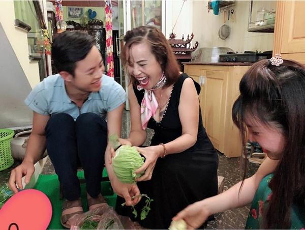 Đăng clip chồng liếc mắt đưa tình khi nhặt rau cùng Thị Nở Quách Phượng, dân mạng khuyên cô dâu 61 tuổi: Cẩn thận đi là vừa-3